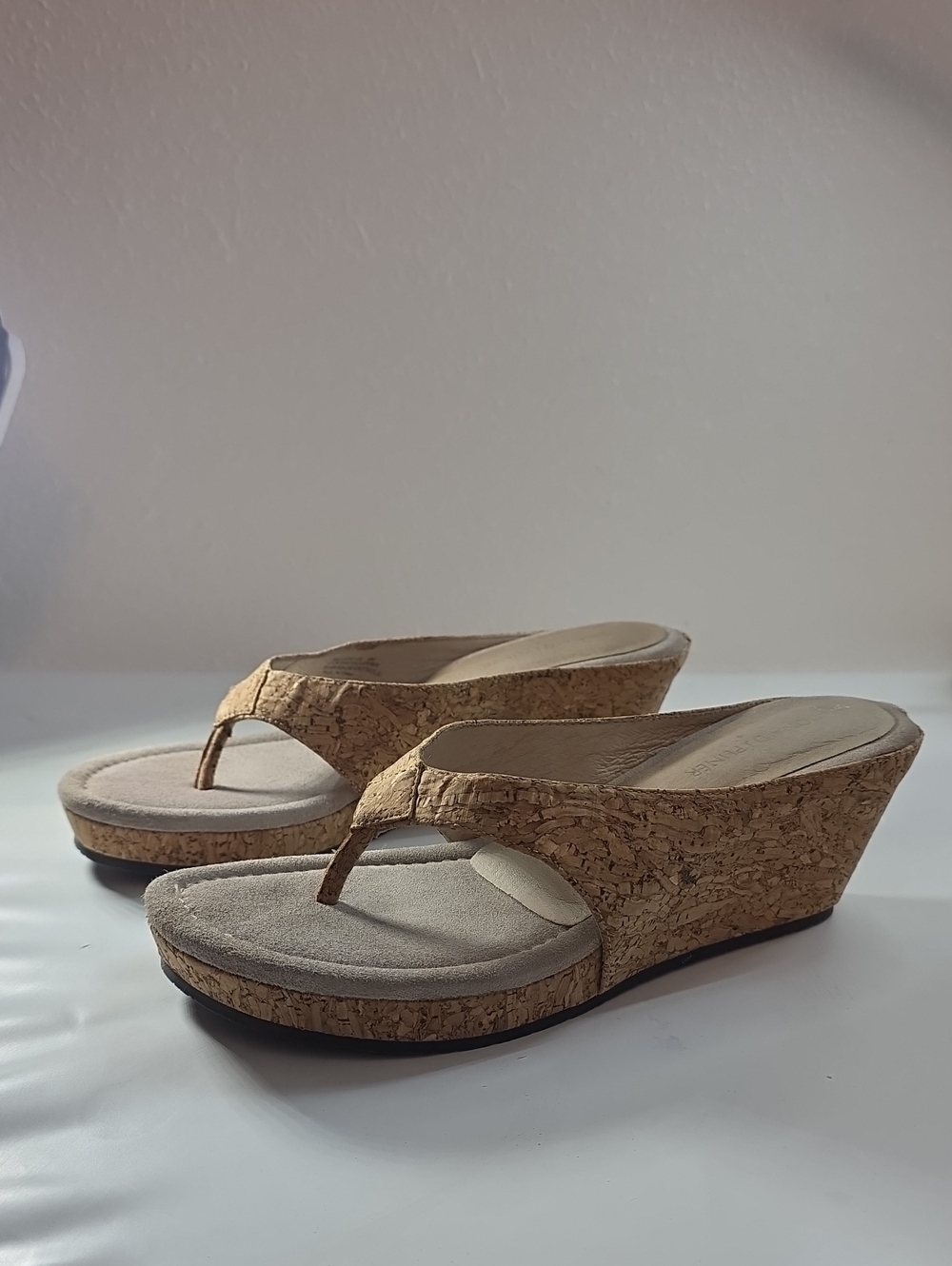 DONALD PLINER GILLES CORK THONG WEDGE SANDALS LADIES 9 CUTE VGUC